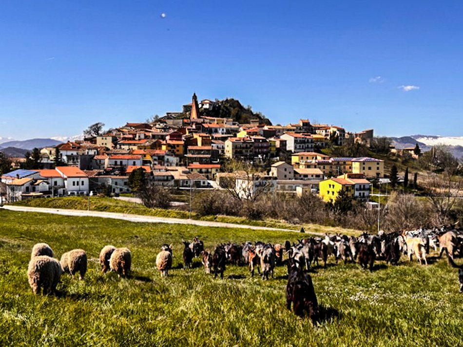 Un panoramica del paese di Duronia, in Molise.