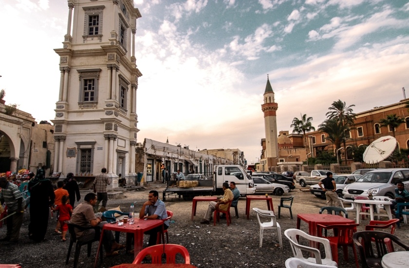 tavolini di un bar a Tripoli