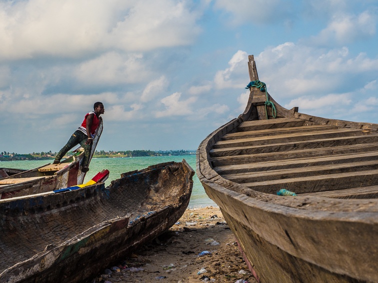 Un ragazzo sistema le barche, in Ghana