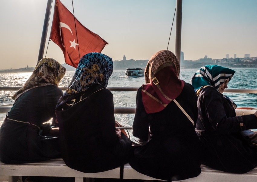 giovani ragazze velate su un traghetto nel Bosforo