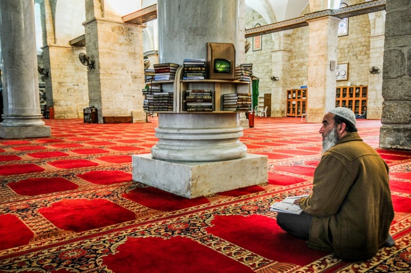 uomo in preghiera nella moschea di al-Aqsa