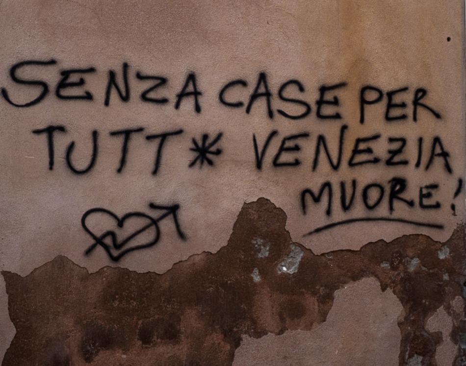 Scritta su un muro di Venezia.