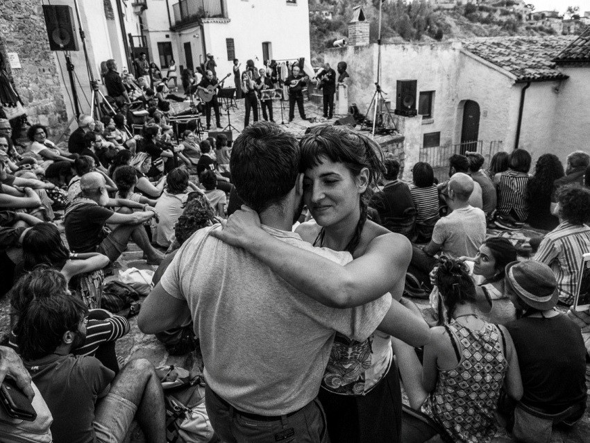 Una coppia balla al festival di Aliano