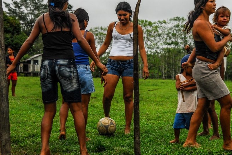 ragazze giocano a calcio a Villa Alancar in Amazzonia