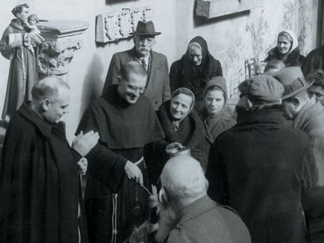 Anni Quaranta, i frati distribuiscono pane ai poveri nei chiostri della Basilica del Santo a Padova