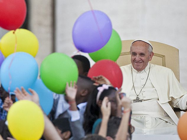 Papa Francesco durante un incontro con le famiglie