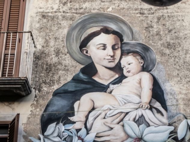 Il grande murale dedicato a sant'Antonio sulla parete di una casa nella piazza principale di Rotonda (PZ). 
