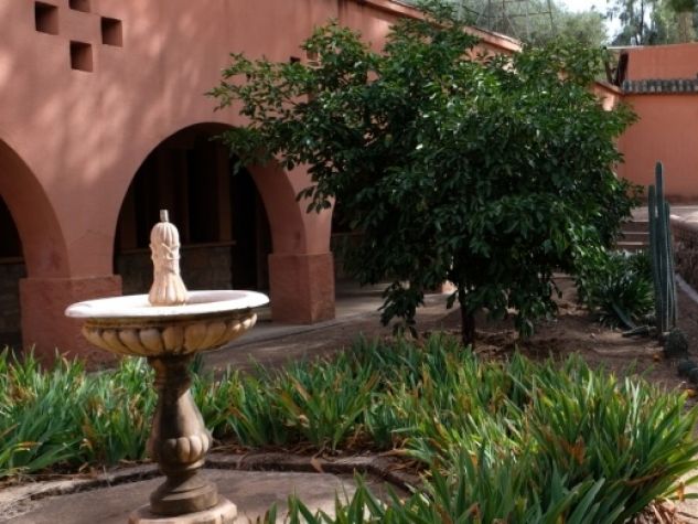 Nel Monastero della Visitazione a Tazart il portico con simboli cristiani si affaccia sul giardino, decorato da fontane in stile marocchino. 