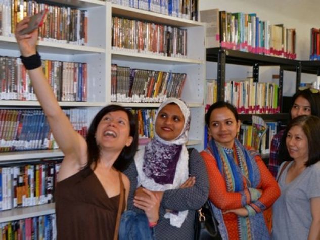 Gruppo di avventori della Biblioteca interculturale cittadini del mondo