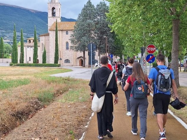 giovani in cammino durante En route con sant'Antonio