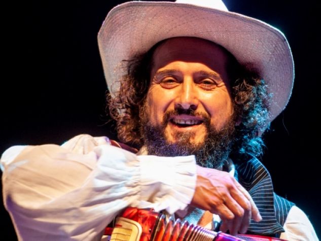 Vinicio Capossela durante un suo recente concerto.