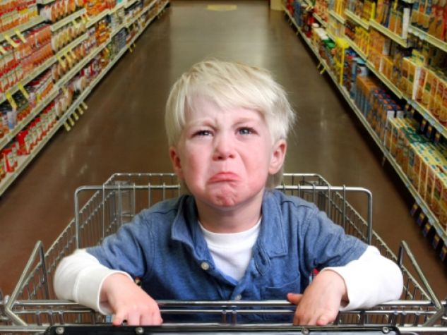 Un bambino al supermercato.