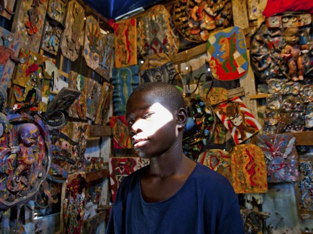 Pierre fa parte di Atis rezistans, un gruppo di artisti di Port-au-Prince, creatori di un'arte che mette insieme cultura haitiana e materiale di recupero. É uno degli esempi della capacità di resistere.  Foto: Andri Tambunan / CORBIS.