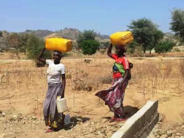 Donne del villaggio di Mbadlak, in Camerun, accorrono al pozzo costruito grazie al vostro aiuto. 