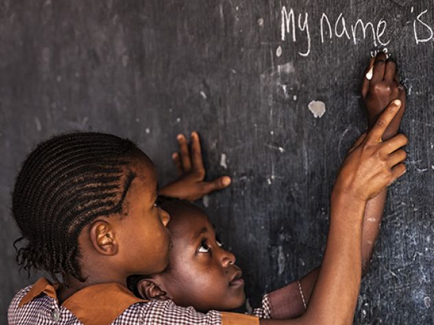 Bambine scrivono alla lavagna in una scuola in Kenya