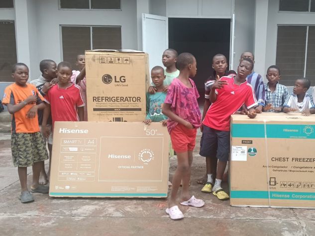 I bambini gioiscono all’arrivo di alcuni elettrodomestici comprati dai lettori per allestire la nuova casa dei guanelliani, destinata ai bambini di strada.