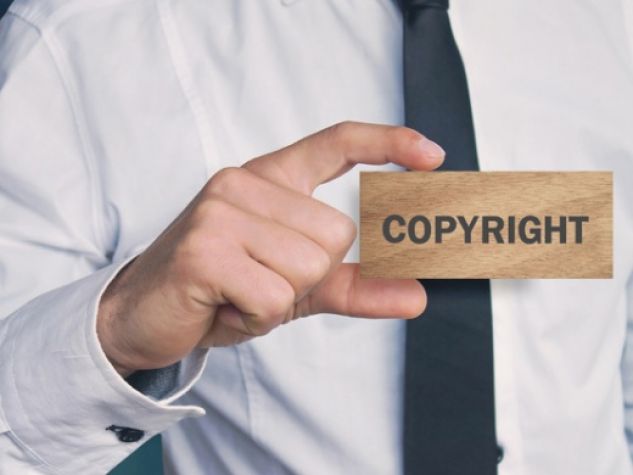 uomo con cartellino copyright