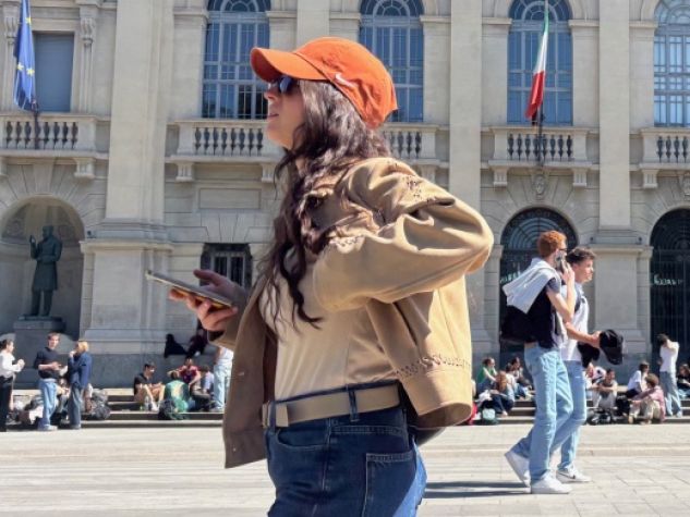 Studentessa cammina di fronte alla sede del Politecnico di Milano.