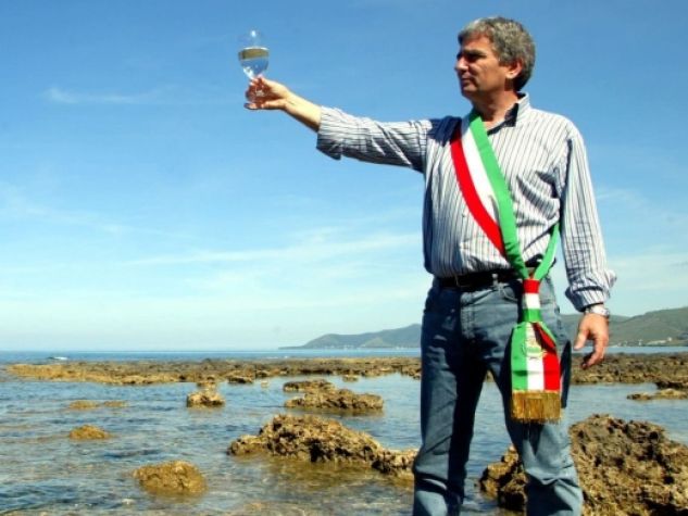 Angelo Vassallo con un calice in mano sembra brindare alla bellezza del suo Cilento.