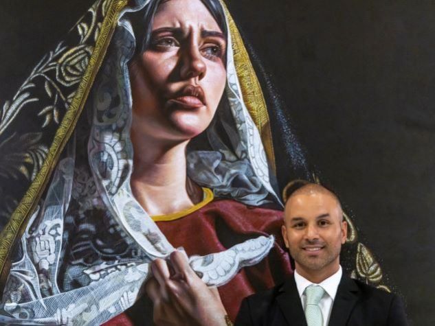 Chrispapita con la sua opera Maria Addolorata