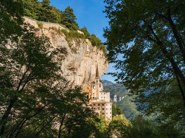 scorcio del Santuario della Madonna della Corona a Spiazzi