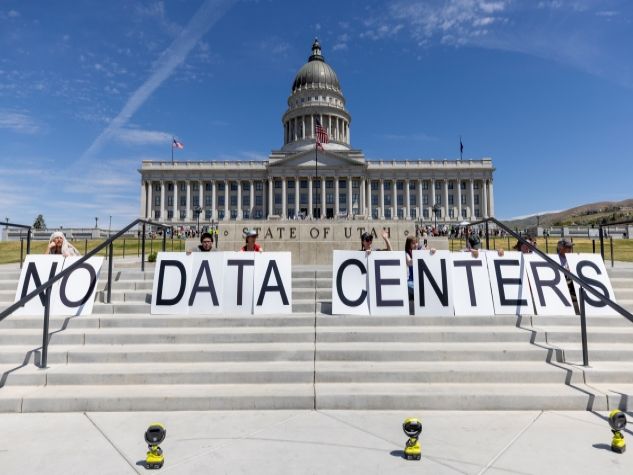 Manifestanti partecipano a una protesta presso il Campidoglio dello Utah per opporsi alla costruzione del data center Stratos nella contea di Box Elder il 23 maggio 2026 a Salt Lake City, Utah