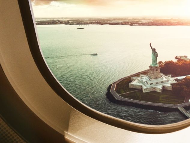 Il sito della Statua della Libertà a New York , visto dal finestrino dell'aereo.
