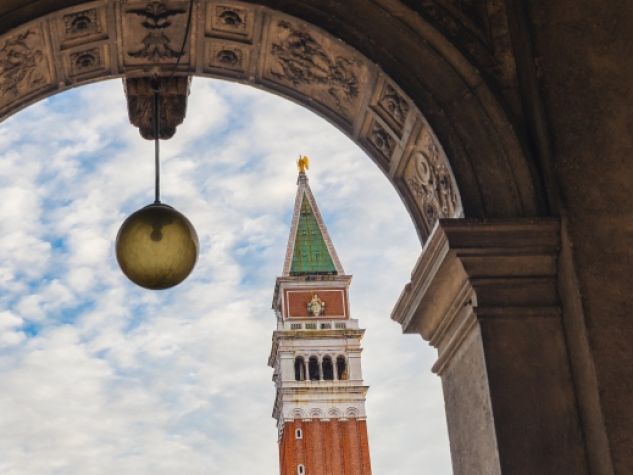 Uno scorcio del campanile di San Marco a Venezia.
