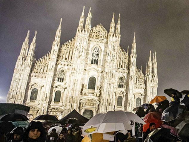 la protesta delle Sardine in piazza Duomo a Milano