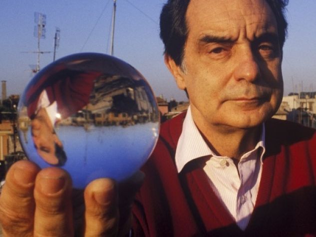Un curioso primo piamo di Italo Calvino, scrittore e fine intellettuale di cui quest’anno ricorrono i cento anni dalla nascita (15 ottobre 1923 – 19 settembre 1985).