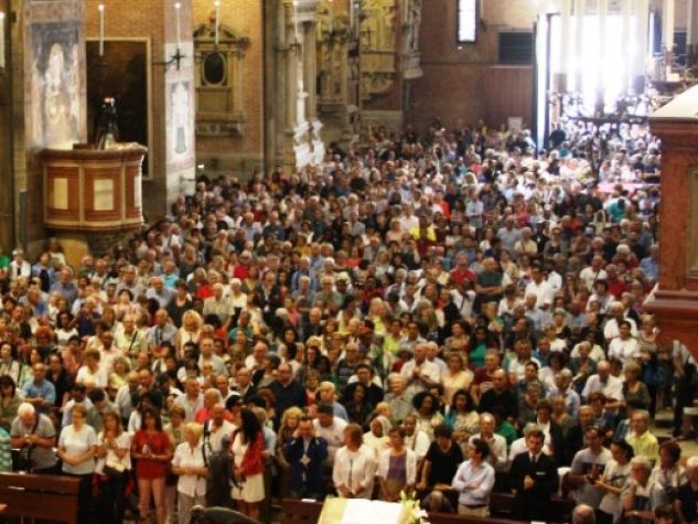 la folla di fedeli in Basilica alla messa delle 10.00
