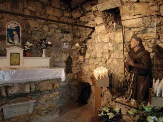 Eremo di Montepaolo. Interno della grotta dove sant'Antonio si ritirava in preghiera. 