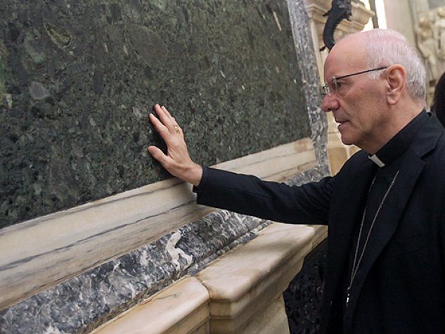 Monsignor Galantino compie il gesto del pellegrino alla Tomba di sant'Antonio