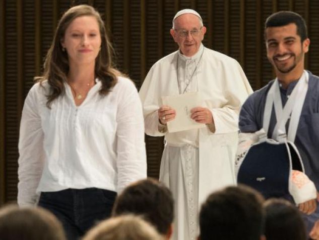 papa Francesco con due giovani durante il Sinodo