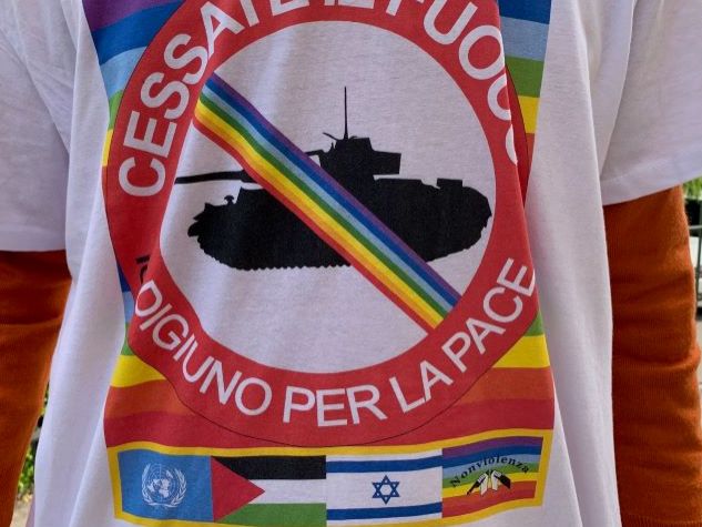Un particolare della maglietta con slogan per la pace indossata da Bernardino Mason