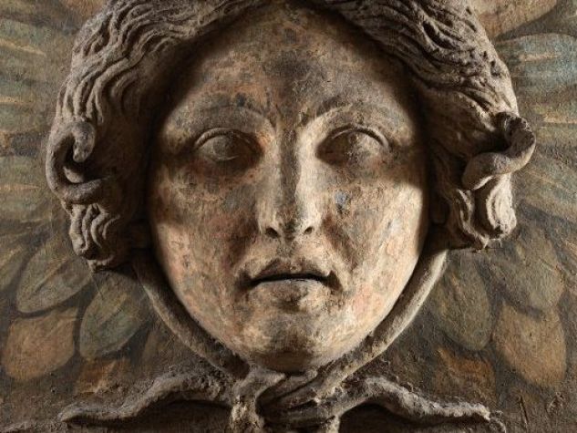 Una testa di Medusa dipinta su una lunetta in uno dei quattro sepolcri.
