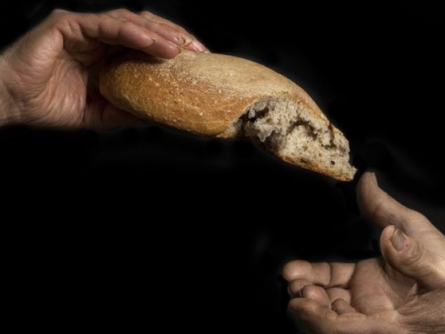 mani che si passano il pane