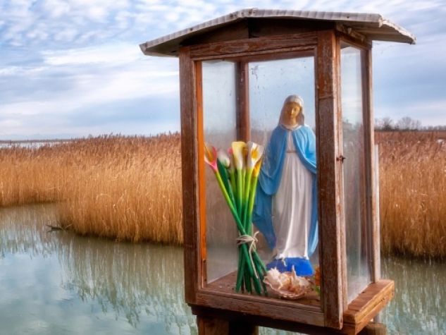 Statua della Madonna, nella laguna di Caorle (VE)