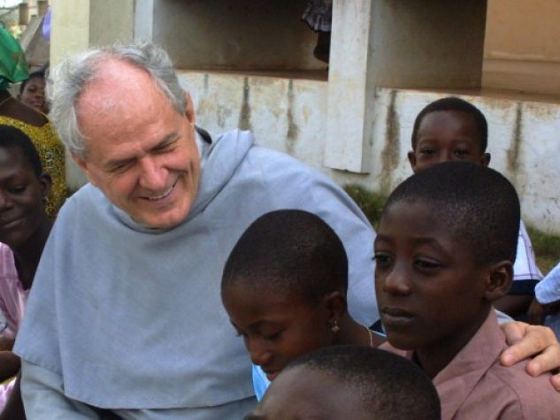 un frate missionario in Ghana con alcuni bambini