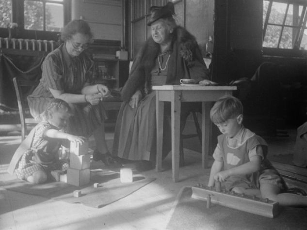 Maria Montessori con alcuni dei suoi piccoli allievi