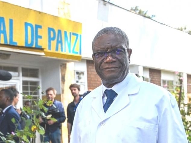 Denis Mukwege durante una visita all’ospedale Panzi.
