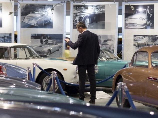 La sezione dedicata alle auto d'epoca, all'interno del Museo Nicolis.