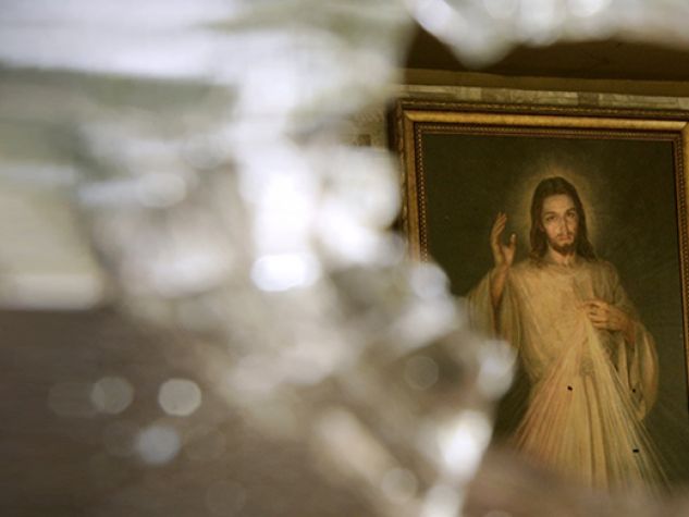 L’immagine di un Cristo, trafitta con armi da fuoco, fotografata attraverso il foro d’ingresso dei proiettili nelle vetrate della chiesa della Divina Misericordia nella capitale nicaraguense