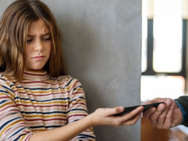 A scuola senza smartphone. E a casa?