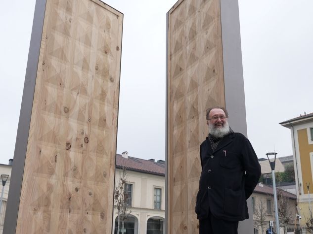 la presentazione della prima Porta della Speranza, fuori del carcere di San Vittore a Milano, con il suo ideatore, il designer Michele De Lucchi