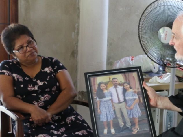 Colombo. Sri Lanka. Fra Giancarlo Zamengo parla con una donna che ha perso tutta la famiglia negli attentati di Pasqua.