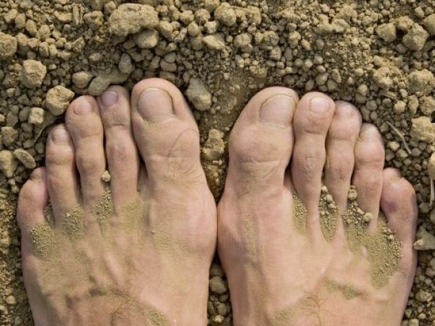 Coi piedi per terra