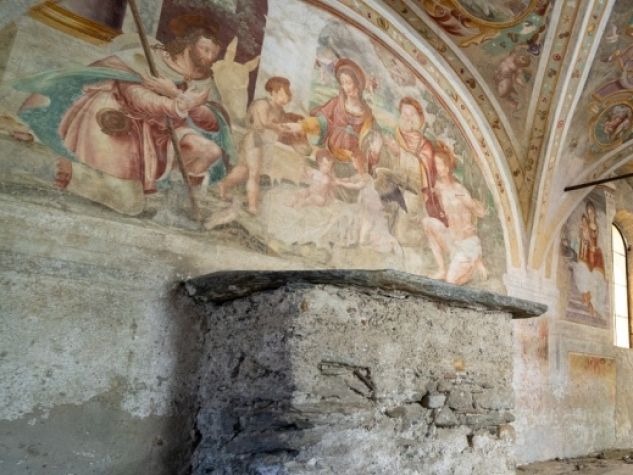 Gli affreschi del porticato esterno della chiesa dei SS. Eusebio e Vittore a Peglio (CO).