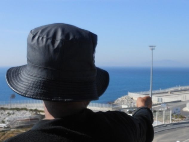 Un migrante guarda il porto di Tanger Med. 