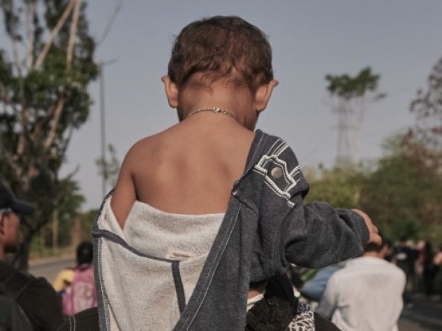 Una bambina migrante sulle spalle del padre durante la «Carovana Via crucis migrante», che si è svolta lo scorso 23 aprile da Tapachula a Città del Messico.